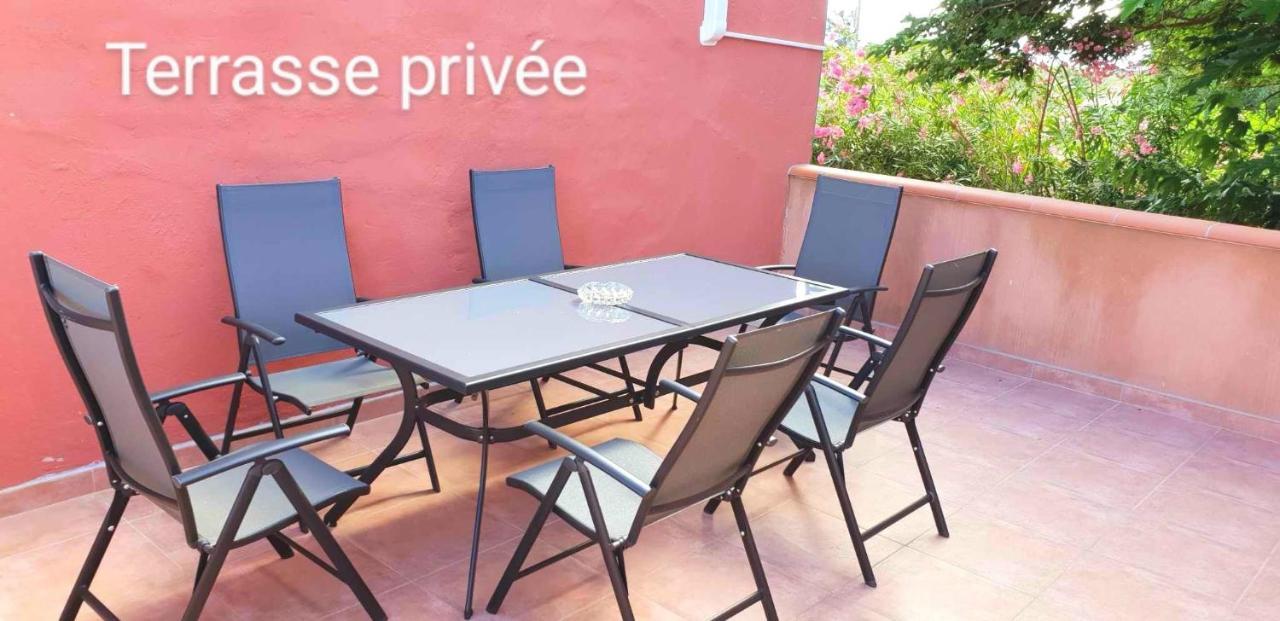 Le Barcares Logement Climatise Pour 6 Personnes, Draps Et Serviettes Non Fournis Air-Conditioned Accommodation For 6 People, Sheets And Towels Not Provided Alojamiento Con Aire Acondicionado Para 6 Personas, Sabanas Y Toallas No Incluidas Luaran gambar